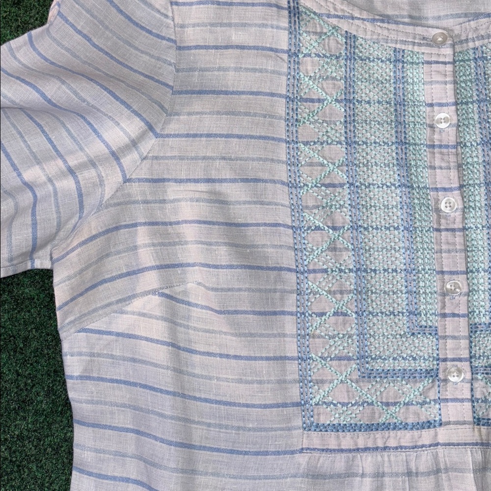 Vineyard Vines White and Light Blue Embroidered Popover Blouse - Picture 7 of 10